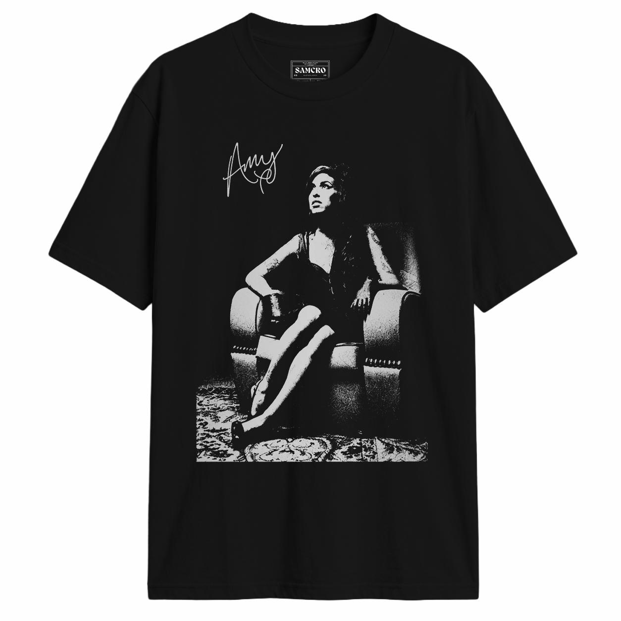 Amy Winehouse - Sentada en Sillon