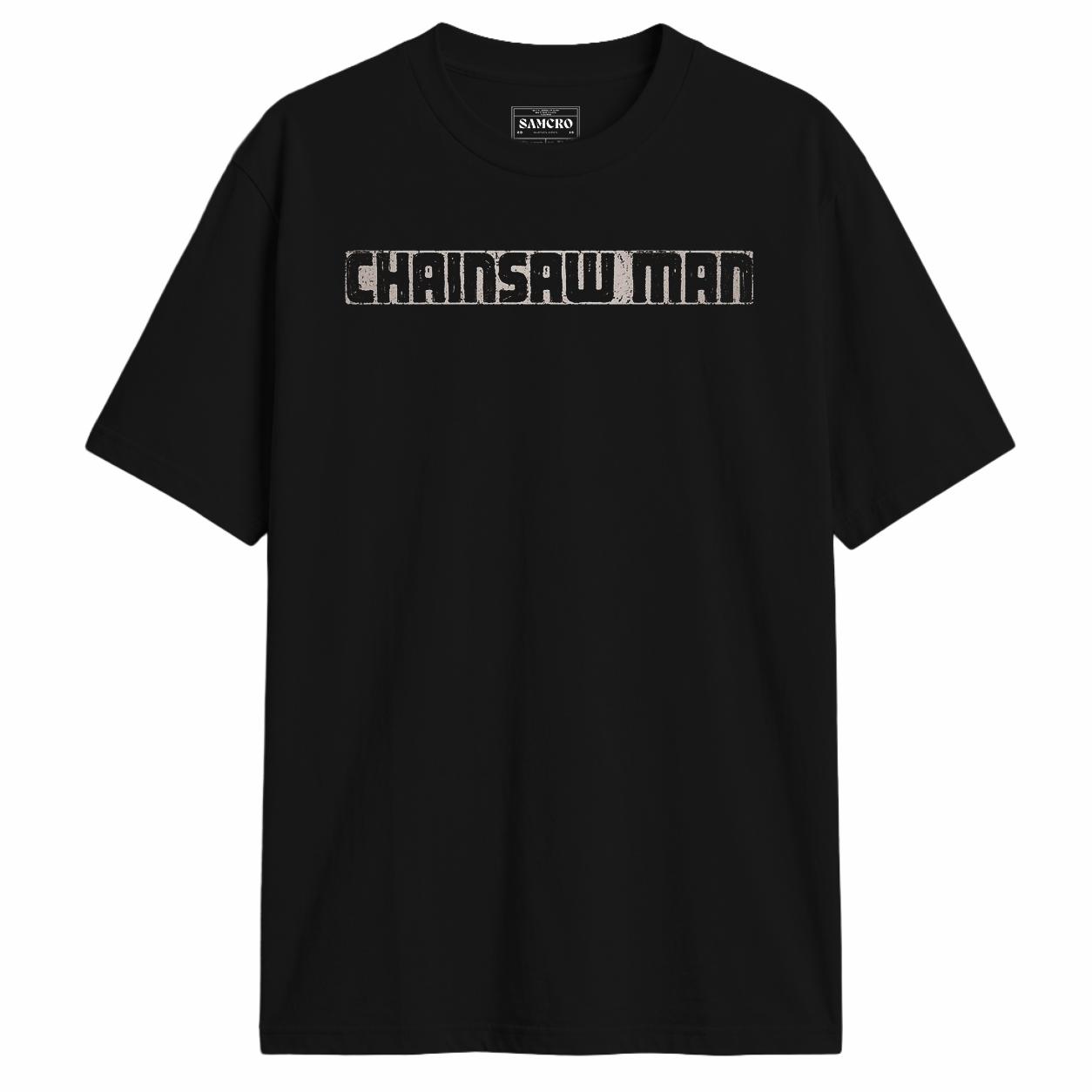 Chainsaw Man - Man Solo el Wordmark Distressed en Barra Negra