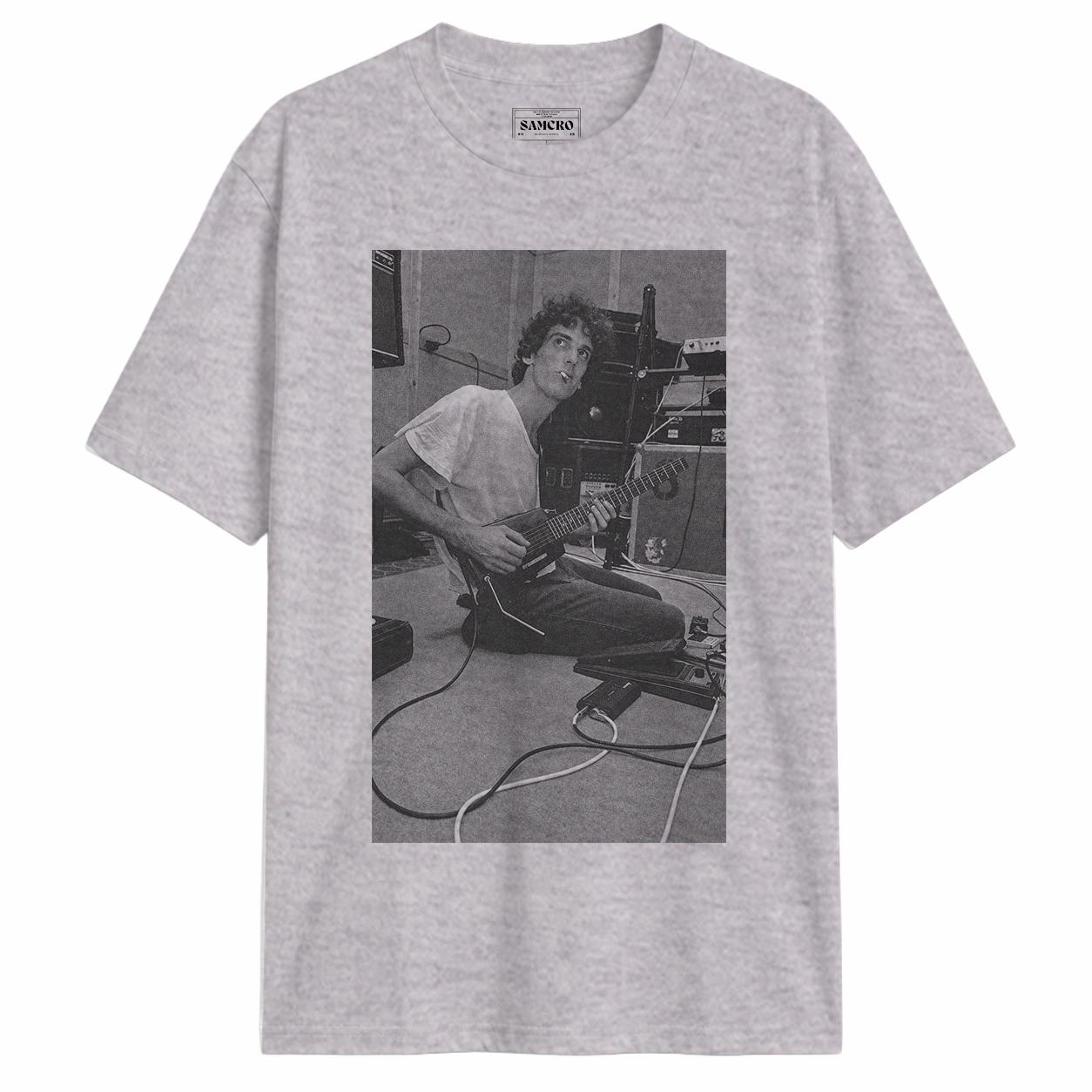 Luis Alberto Spinetta - En el Piso con Guitarra en color Gris — vista frontal