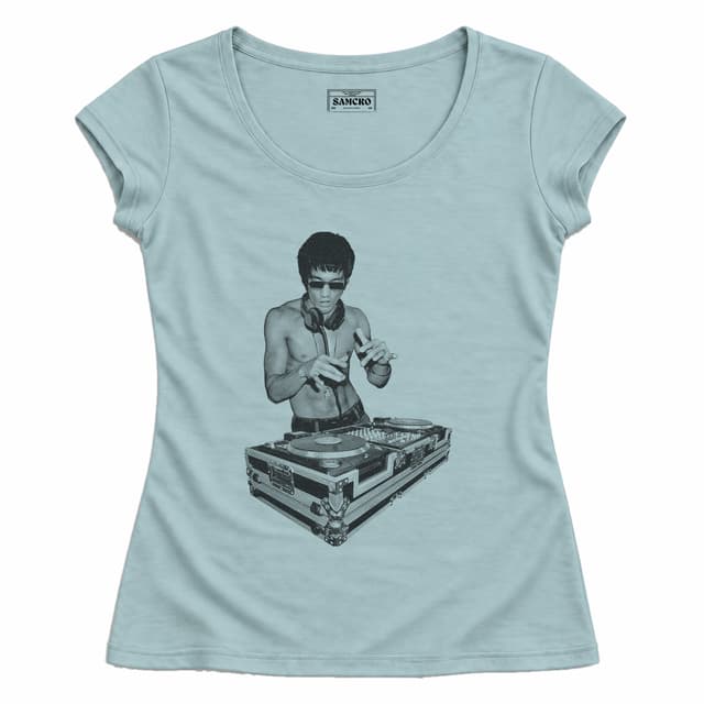 Bruce Lee 1 — Mujer entallada, Celeste