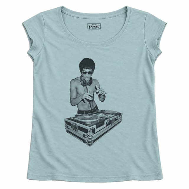 Bruce Lee 1 — Mujer recta, Celeste